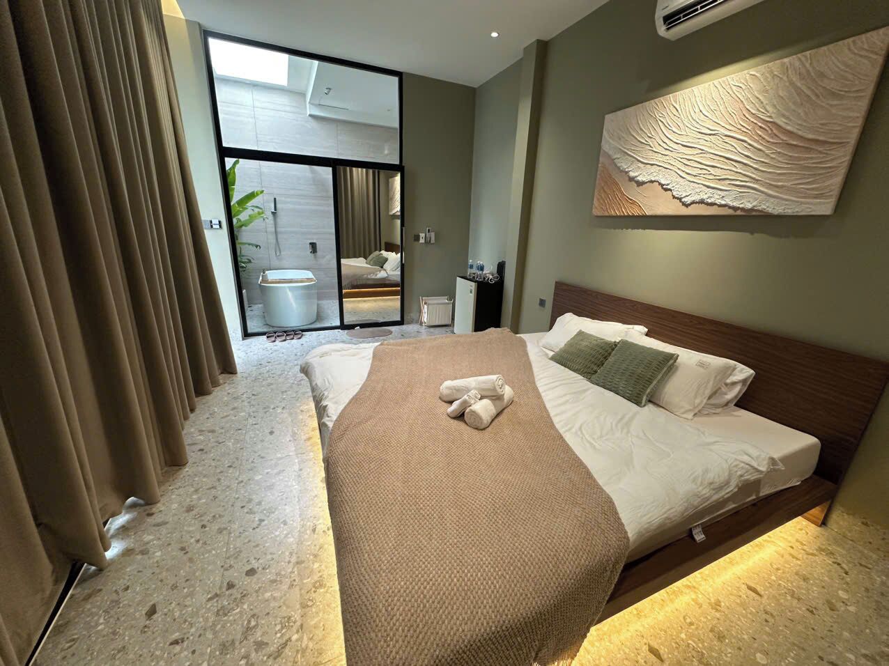 Deluxe Double Room, Private Bathroom, River View | Hypo-allergenic bedding, down duvets, Select Comfort beds, minibar