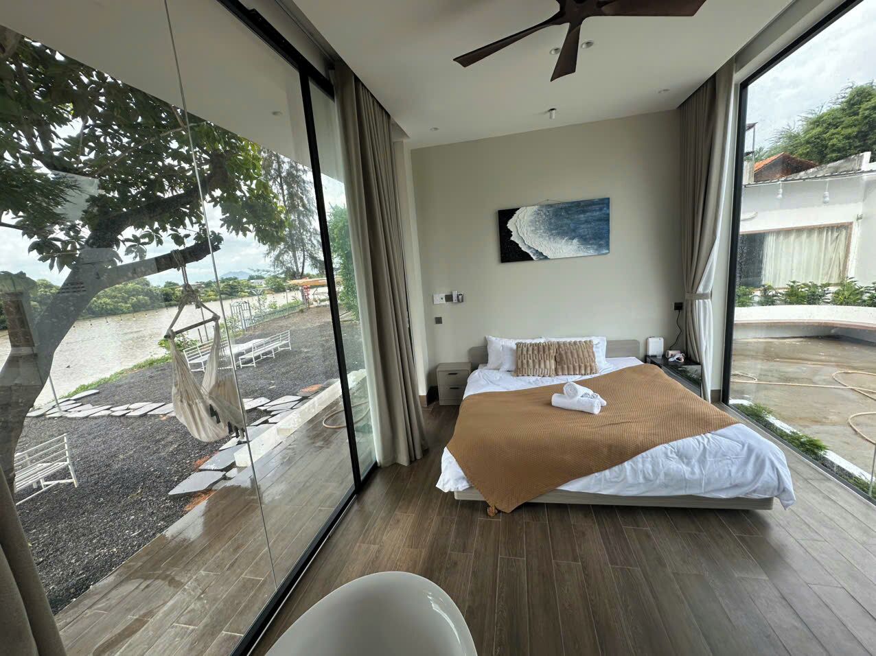 ห้องดีลักซ์ดับเบิล, อ่างน้ำร้อน, วิวแม่น้ำ | เครื่องนอนป้องกันสารก่อภูมิแพ้, ผ้านวมขนเป็ด, เตียง Select Comfort