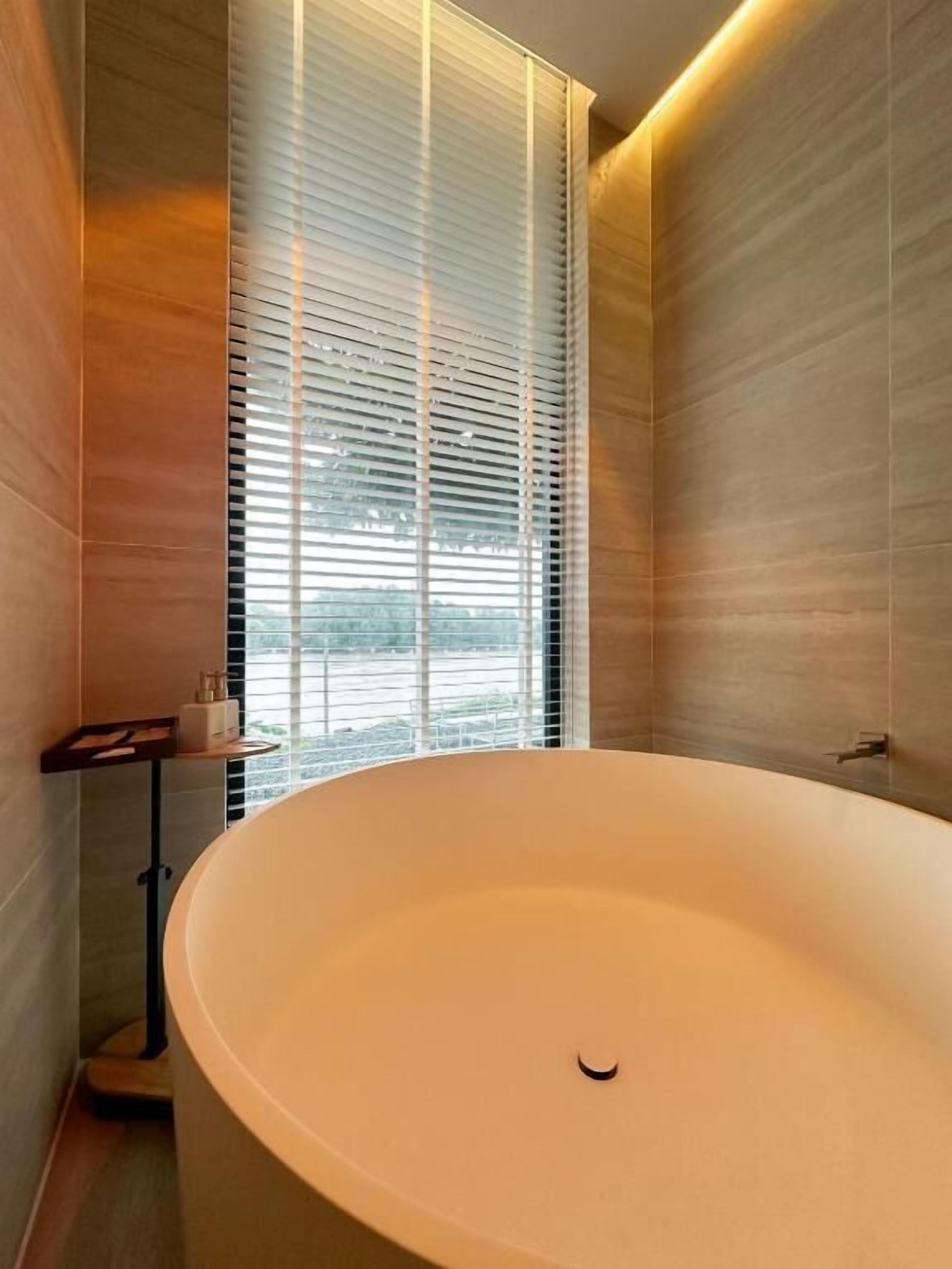 Habitación doble Deluxe, vista al río | Baño | Secadora de cabello, pantuflas, jabón, shampoo 