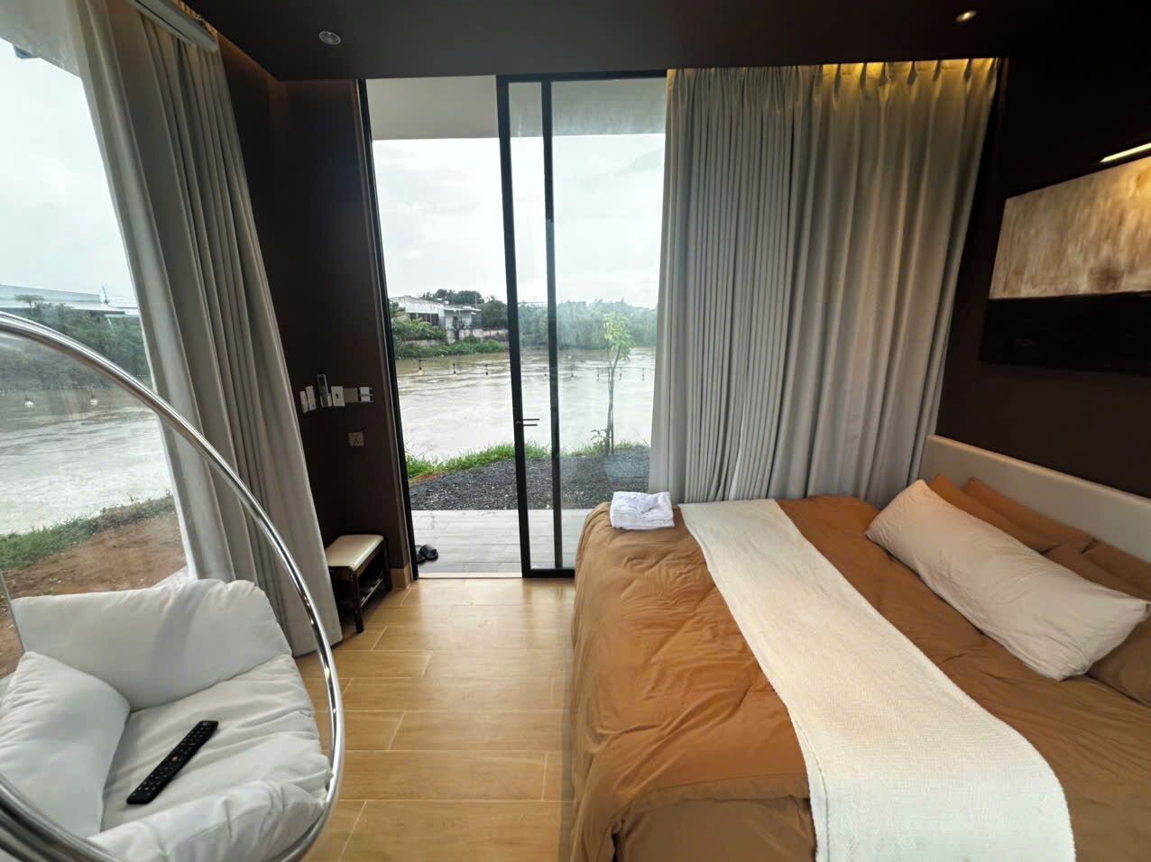 Phòng đôi Deluxe, quang cảnh sông | Bộ đồ giường kháng dị ứng, chăn bông, nệm Select Comfort, minibar 
