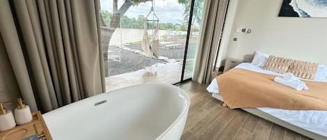 Deluxe-Doppelzimmer, Whirlpool, Flussblick | Allergikerbettwaren, Daunenbettdecken, Select-Comfort-Betten, Minibar
