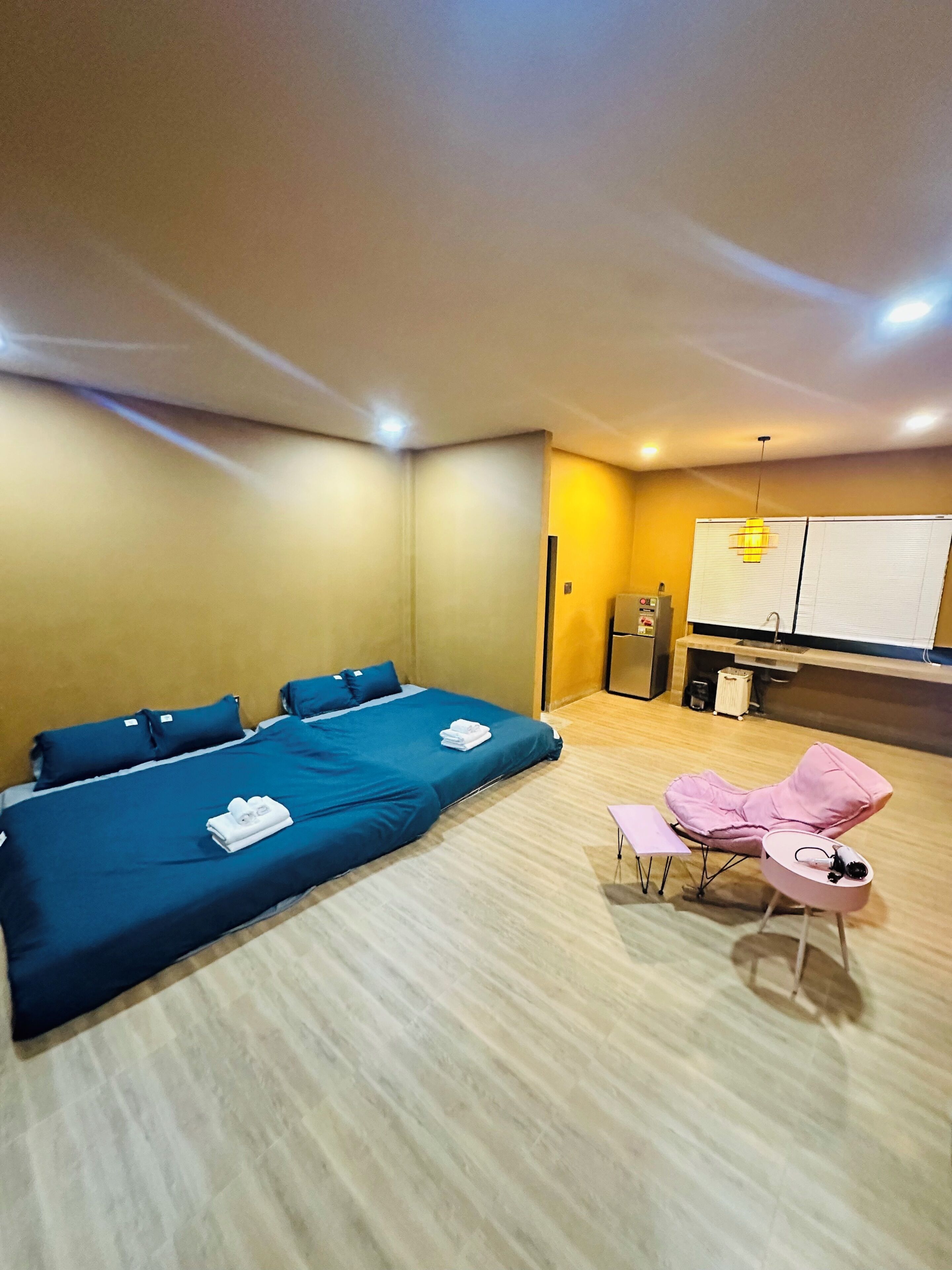ห้องแฟมิลี่สำหรับสี่ท่าน, ระเบียง, วิวสวน | เครื่องนอนป้องกันสารก่อภูมิแพ้, ผ้านวมขนเป็ด, เตียง Select Comfort