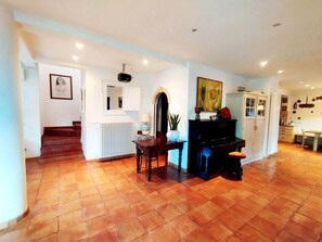 Interior - Cozy and spacious villa, ideal for groups and families, close to the city center (La Massimina-Casal Lumbroso)