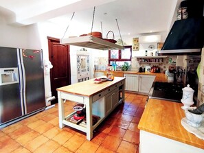 Fridge, microwave, oven, stovetop - Cozy and spacious villa, ideal for groups and families, close to the city center (La Massimina-Casal Lumbroso)