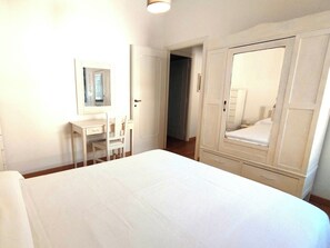 Desk, iron/ironing board, travel crib, free WiFi - Cozy and spacious villa, ideal for groups and families, close to the city center (La Massimina-Casal Lumbroso)