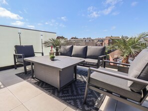 Terrace/patio - Falcon Luxe (Whitby)