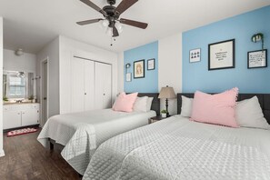 Iron/ironing board, travel cot, WiFi, bed sheets - Relax and Unwind On Music Row (Nashville)