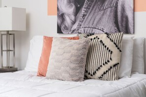 Iron/ironing board, travel cot, WiFi, bed sheets - Best Location! Walk to Midtown Bars (Nashville)