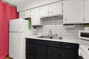 Fridge, microwave, oven, stovetop - The Lyric - Dolly Darling on Music Row (Nashville)