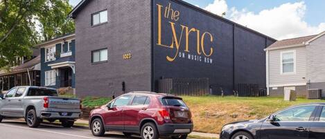 Un edificio con un letrero grande que dice 'the Lyric on Music Row'.