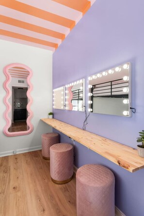 Interior - The Lyric - Dolly Darling on Music Row (Nashville)