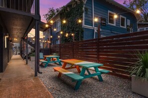 Outdoor dining - The Lyric - Dolly Suite near Downtown (Nashville)