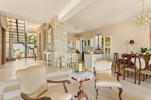 Dining - Holiday Home 'Villa Oneiro' with Sea View, Wi-Fi and Air Conditioning (Στούπα)