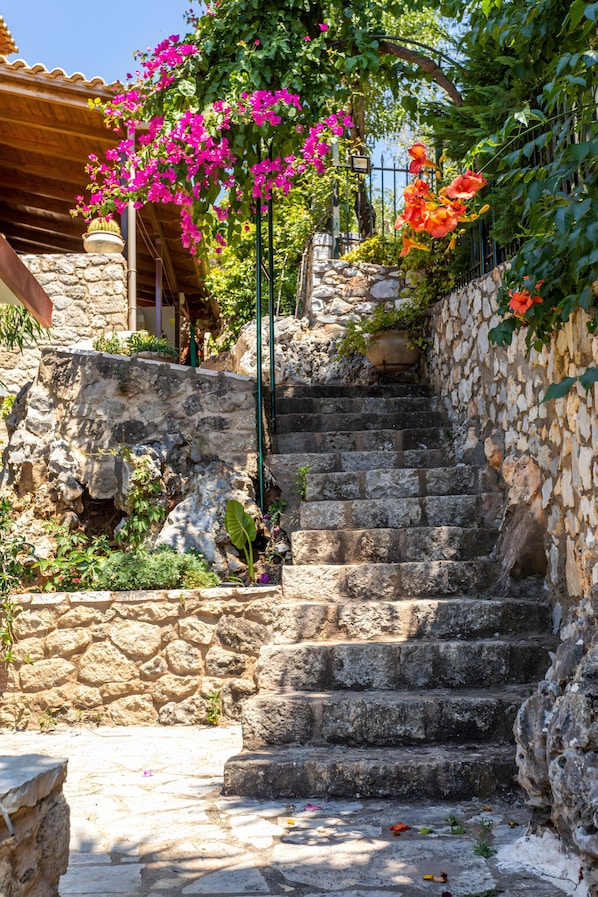 Property grounds - Holiday Home 'Villa Oneiro' with Sea View, Wi-Fi and Air Conditioning (Στούπα)