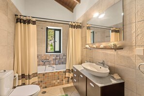 Shower, hair dryer, towels - Holiday Home 'Villa Oneiro' with Sea View, Wi-Fi and Air Conditioning (Στούπα)