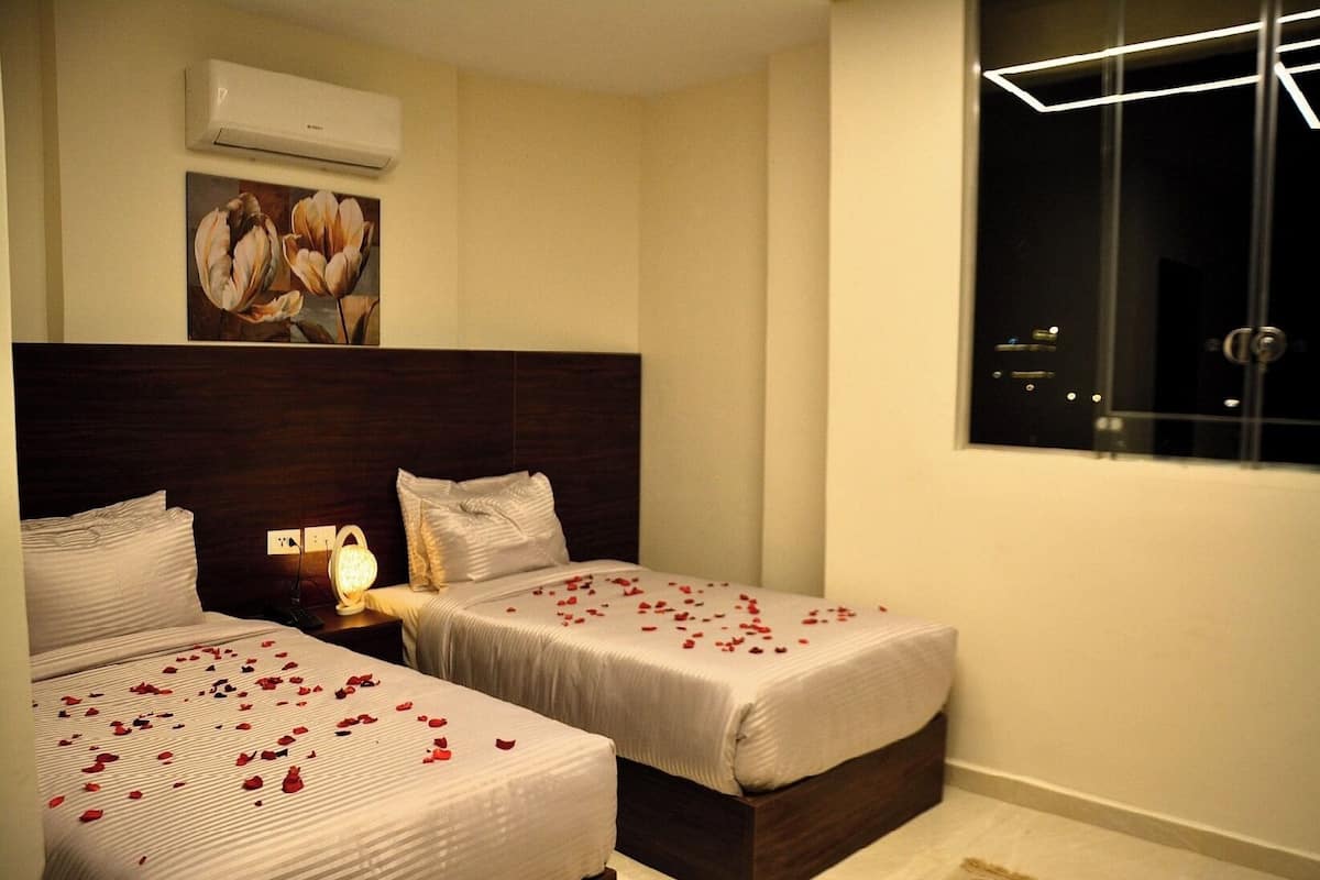 Elite Double or Twin Room, Mountain View | Desk, blackout drapes, soundproofing, iron/ironing board