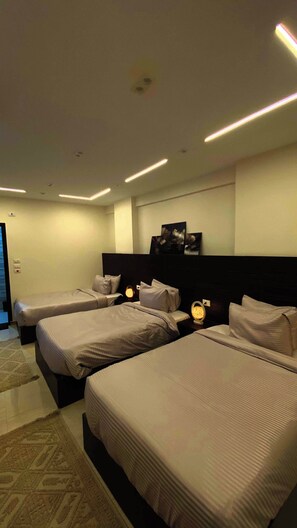 Comfort Triple Room | Desk, blackout drapes, soundproofing, iron/ironing board - makan pyramids view  (Giza)