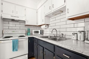 Fridge, microwave, oven, stovetop - The Lyric - Dolly Retreat on Music Row (Nashville)
