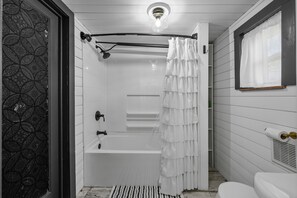 Shower, hair dryer, towels, soap - Easy Ride to Windrock. Stay Southern Hospitality (Oliver Springs)