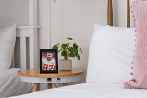 Iron/ironing board, travel cot, WiFi, bed sheets - The Swiftie Suite - Vibrant Taylor Inspired Stay (Nashville)