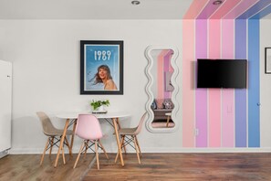 Interior - The Swiftie Suite - Vibrant Taylor Inspired Stay (Nashville)