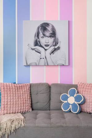 TV - The Swiftie Suite - Vibrant Taylor Inspired Stay (Nashville)
