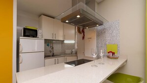 Une cuisine moderne équipée d’un four à micro-ondes, d’une cuisinière et d’un évier.