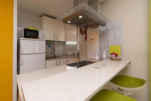 Fridge, microwave, oven, stovetop - Summerland 14 - One Bed (Los Cristianos)