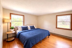 3 bedrooms, iron/ironing board, WiFi, bed sheets