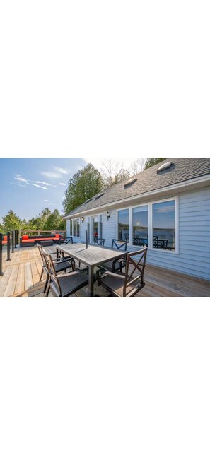Outdoor dining - Beautiful cottage style Waterfront house on Georgian Bay. Pet-Friendly! (Lion's Head)