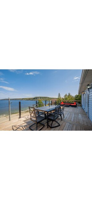 Outdoor dining - Beautiful cottage style Waterfront house on Georgian Bay. Pet-Friendly! (Lion's Head)