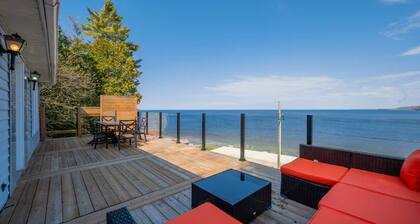 Beautiful cottage style Waterfront house on Georgian Bay. Pet-Friendly!