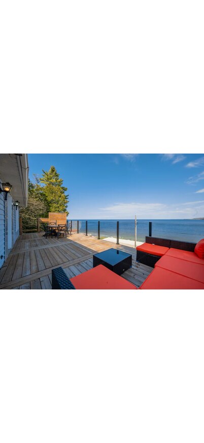 Beautiful cottage style Waterfront house on Georgian Bay. Pet-Friendly!