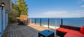 Beautiful cottage style Waterfront house on Georgian Bay. Pet-Friendly!