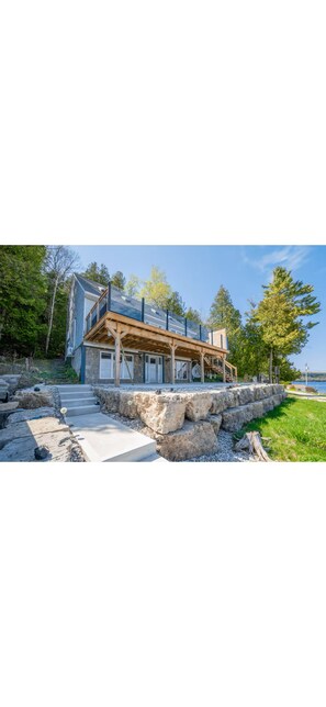 Exterior - Beautiful cottage style Waterfront house on Georgian Bay. Pet-Friendly! (Lion's Head)