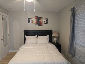 2 bedrooms, desk, iron/ironing board, free WiFi - Modern serene 2-bedroom house with dedicated workspace in Lawrence (Lawrence)