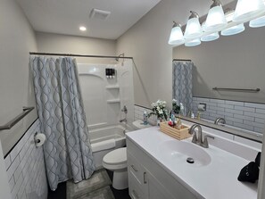 Hair dryer, towels, soap, shampoo - Modern serene 2-bedroom house with dedicated workspace in Lawrence (Lawrence)