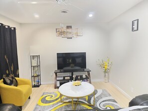 Smart TV, books, computer monitors, printers - Modern serene 2-bedroom house with dedicated workspace in Lawrence (Lawrence)