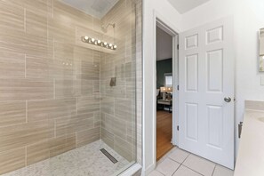 Shower, hair dryer, towels, shampoo - Regal Oaks 4BR | Sleeps 9 | Near Disney (Kissimmee)