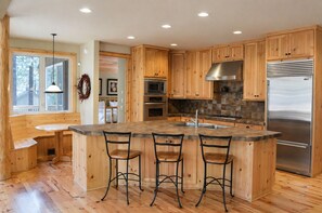 Microwave, coffee/tea maker - Black Butte Ranch South Meadow 145 (Black Butte Ranch)
