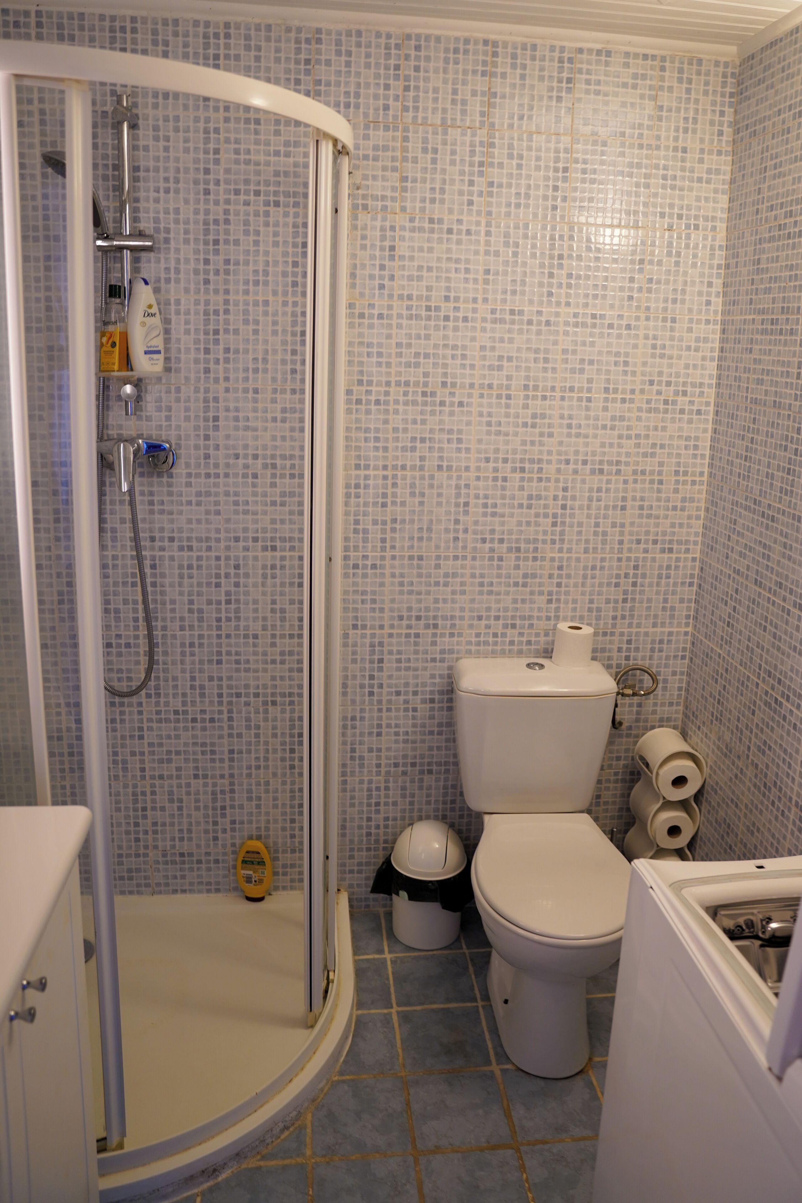 Douche, sèche-cheveux, serviettes fournies, savon