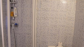 Douche, sèche-cheveux, serviettes fournies, savon