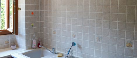 Wasserkocher mit Kaffee-/Teezubehör, Kühlschrank, Mikrowelle, Ofen