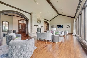 Interior - Private Texas legacy Villa -Ranch View  Pool, Gym Sleeps 10+ easy access to city (Denton)