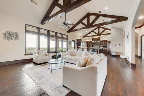 Private Texas legacy Villa -Ranch View  Pool, Gym Sleeps 10+ easy access to city