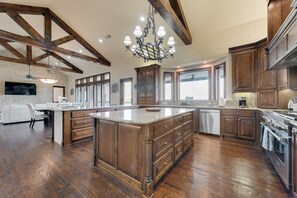 Fridge, microwave, oven, stovetop - Private Texas legacy Villa -Ranch View  Pool, Gym Sleeps 10+ easy access to city (Denton)
