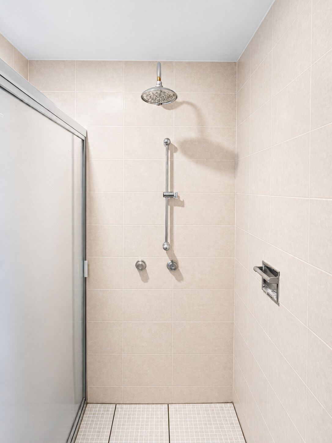 Sèche-cheveux, serviettes fournies, savon, papier toilette