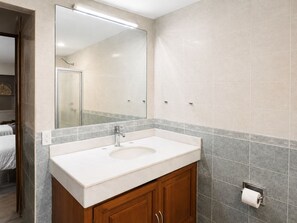 Sèche-cheveux, serviettes fournies, savon, papier toilette