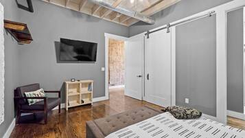 Tabla de planchar con plancha, wifi gratis y ropa de cama