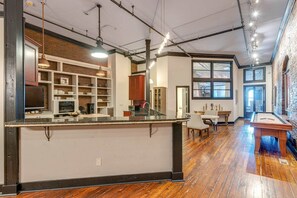 Interior - Historic Riverfront Condo for 8, Near Broadway! (Nashville)